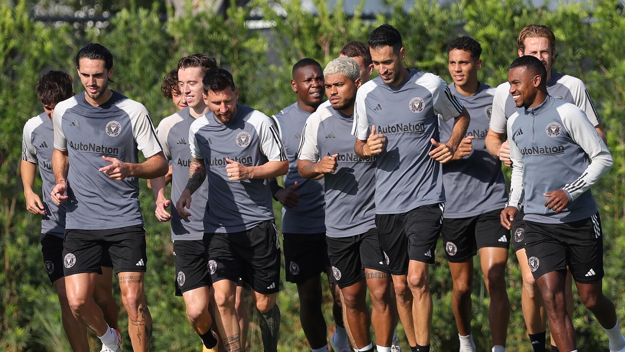 Lionel Messi y Sergio Busquets del Inter Miami CF entrenan con sus compañeros de equipo durante una sesión de entrenamiento del Inter Miami CF en el Florida Blue Training Center el 18 de julio de 2023 en Fort Lauderdale, Florida. (Foto de Megan Briggs/Getty Images)