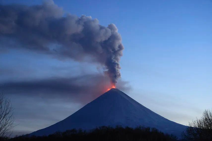 Volcán Kliuchevskoi entró en erupción.