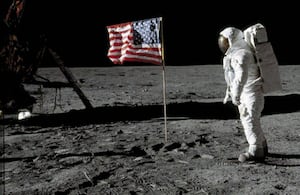 Muchos se preguntan incluso si el hombre realmennte llegó a la luna.