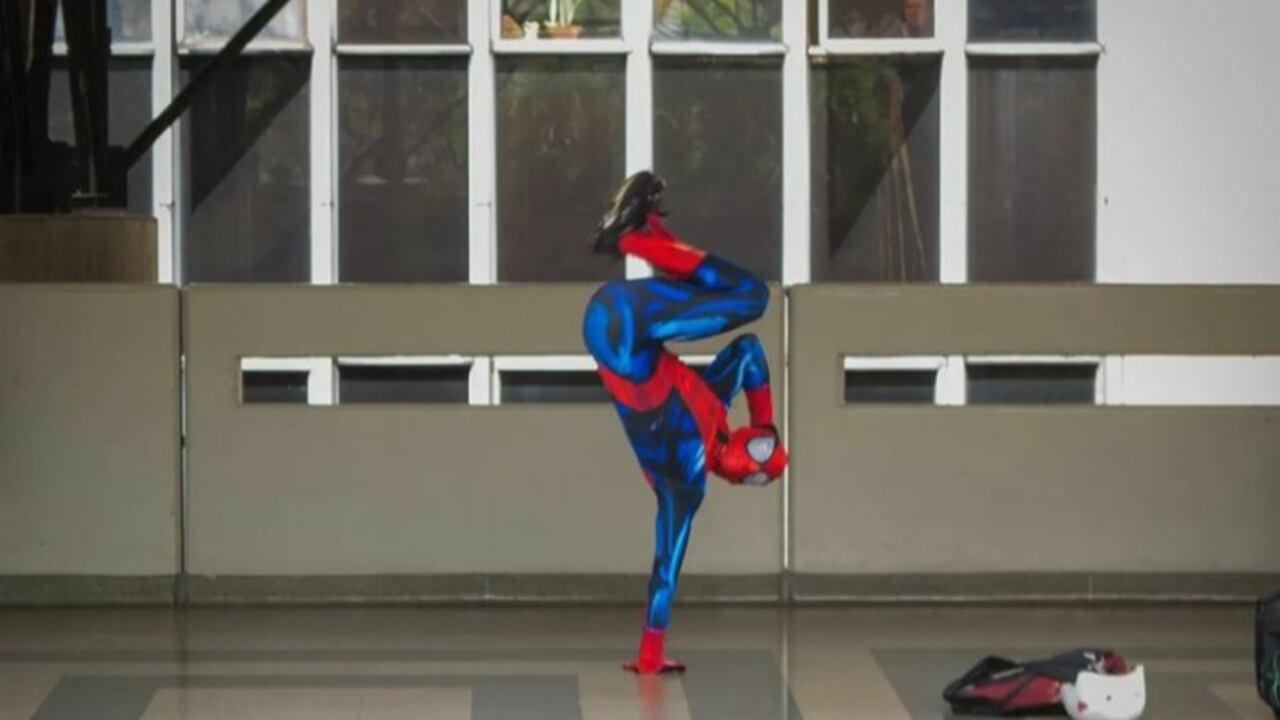 El hombre llegó hasta la plataforma del sistema de transporte con un bafle para ponerle ritmo a los bailes y piruetas para entretener y llamar la atención.