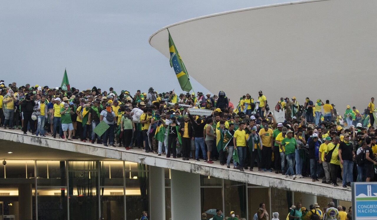 Los manifestantes se tomaron varios edificios gubernamentales en Brasil protestando a favor del expresidente Jair Bolsonaro