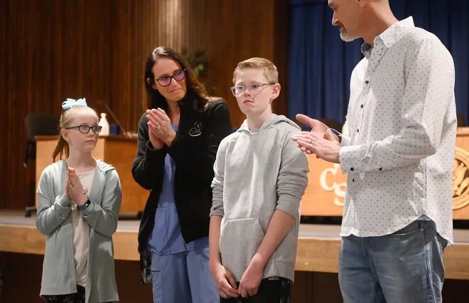 El estudiante de séptimo grado, Dillon Reeves en “un acto extraordinario de valentía y madurez” asumió el control del bus, luego de que la conductora experimentó algunos mareos mientras conducía.