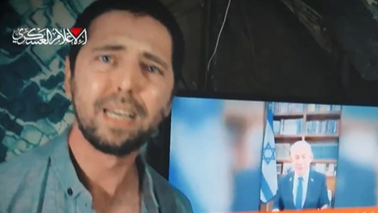 La familia de Elkana Bohbot manifestó su preocupación por lo que está viviendo en medio del secuestro y pidió que se haga algo para buscar su liberación ante las crueles señales de vida conocidas con este vídeo.