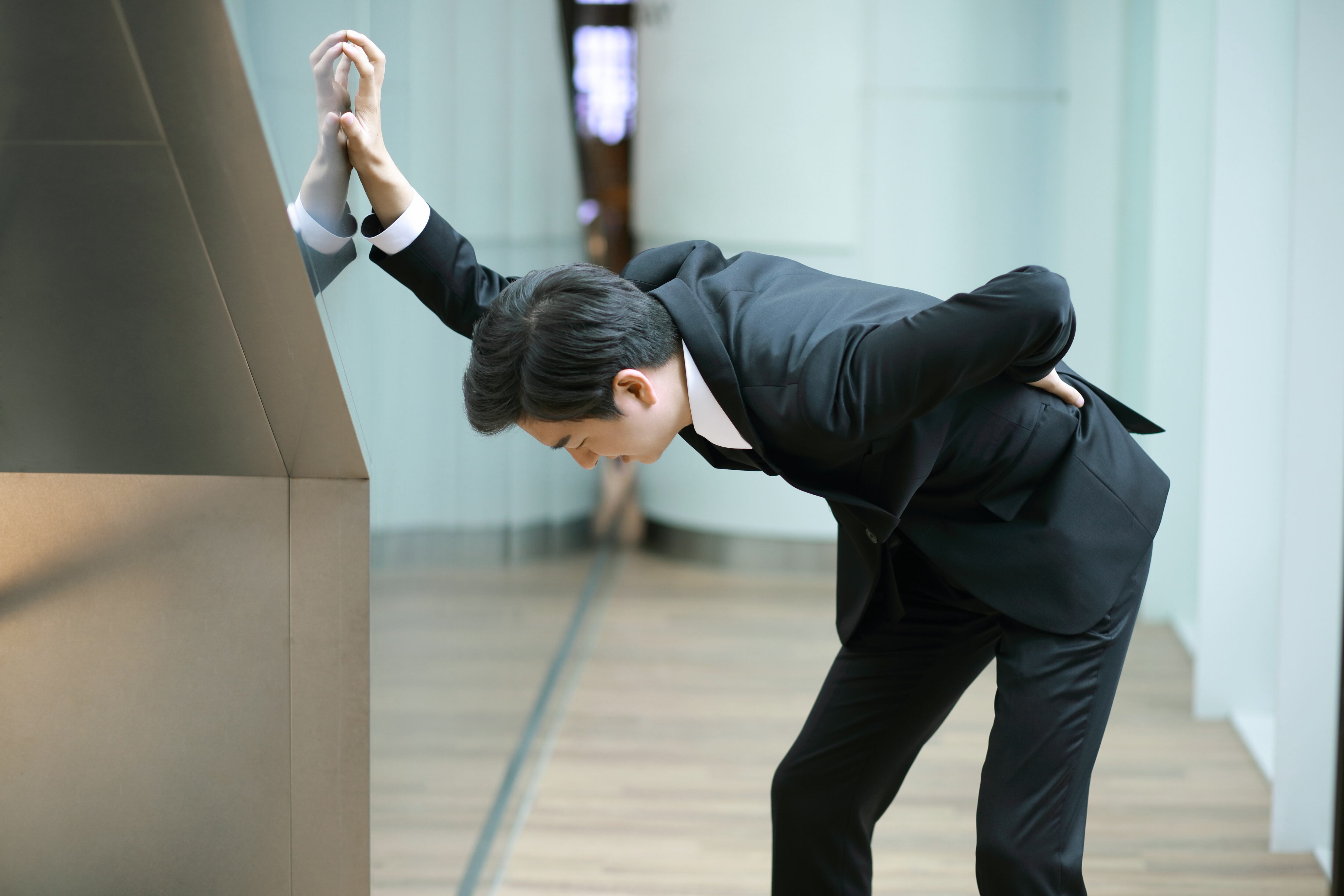 El dolor de espalda puede ser causado por permanecer mucho tiempo sentado o acostado.