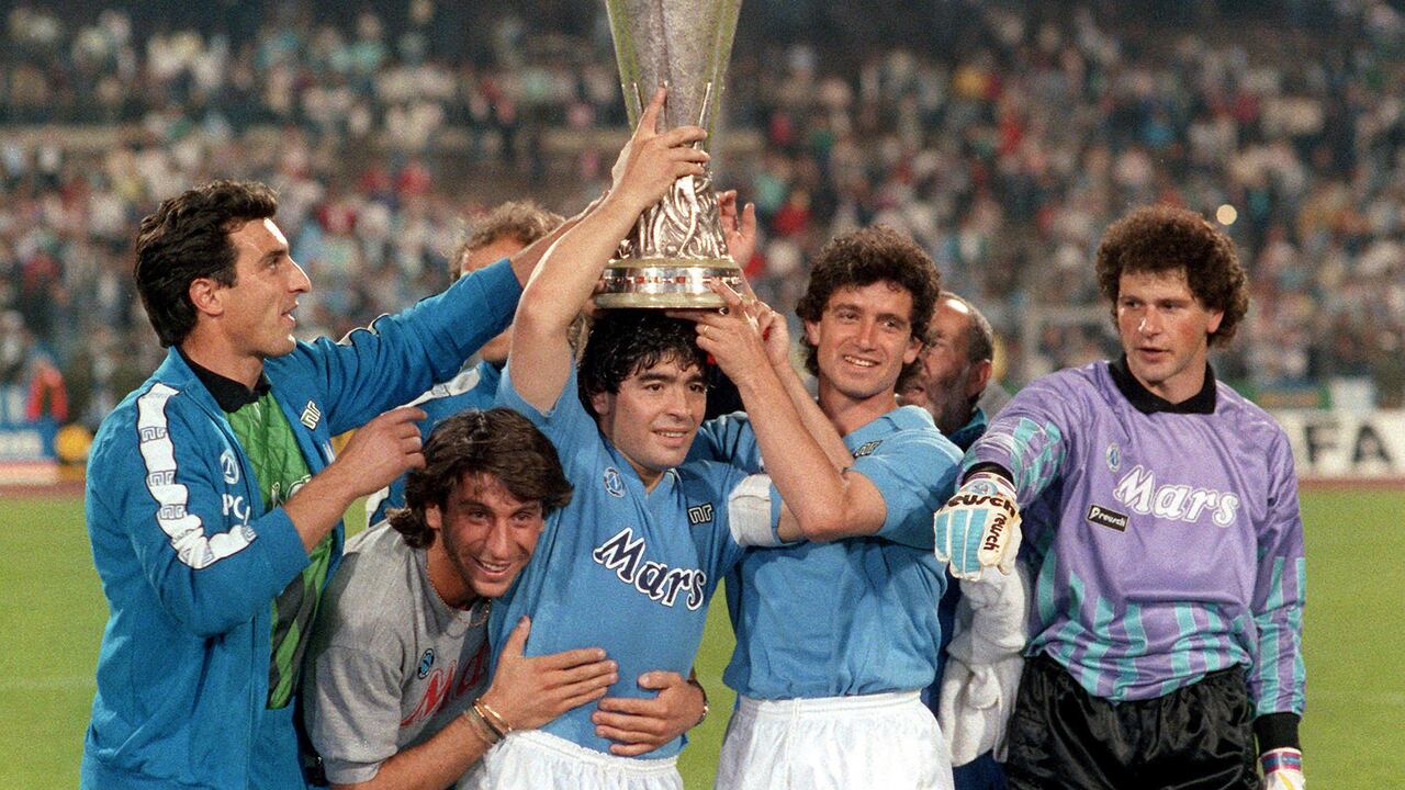 Raffaele Di Fusco, Massimo Crippa, Diego Armando Maradona, Francesco Romano y Giuliano Giuliani del SSC Napoli celebran su victoria con el trofeo durante el segundo partido de la final de la Copa de la UEFA entre Stuttgart y Napoli, en Neckarstadion, Stuttgart, Alemania el 17 de mayo de 1989 (Foto por Alessandro Sabattini / Getty Images)