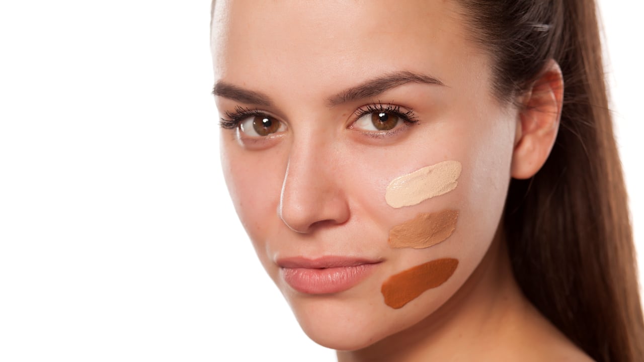 El uso de maquillaje puede provocar la aparición de manchas en la piel de la cara.