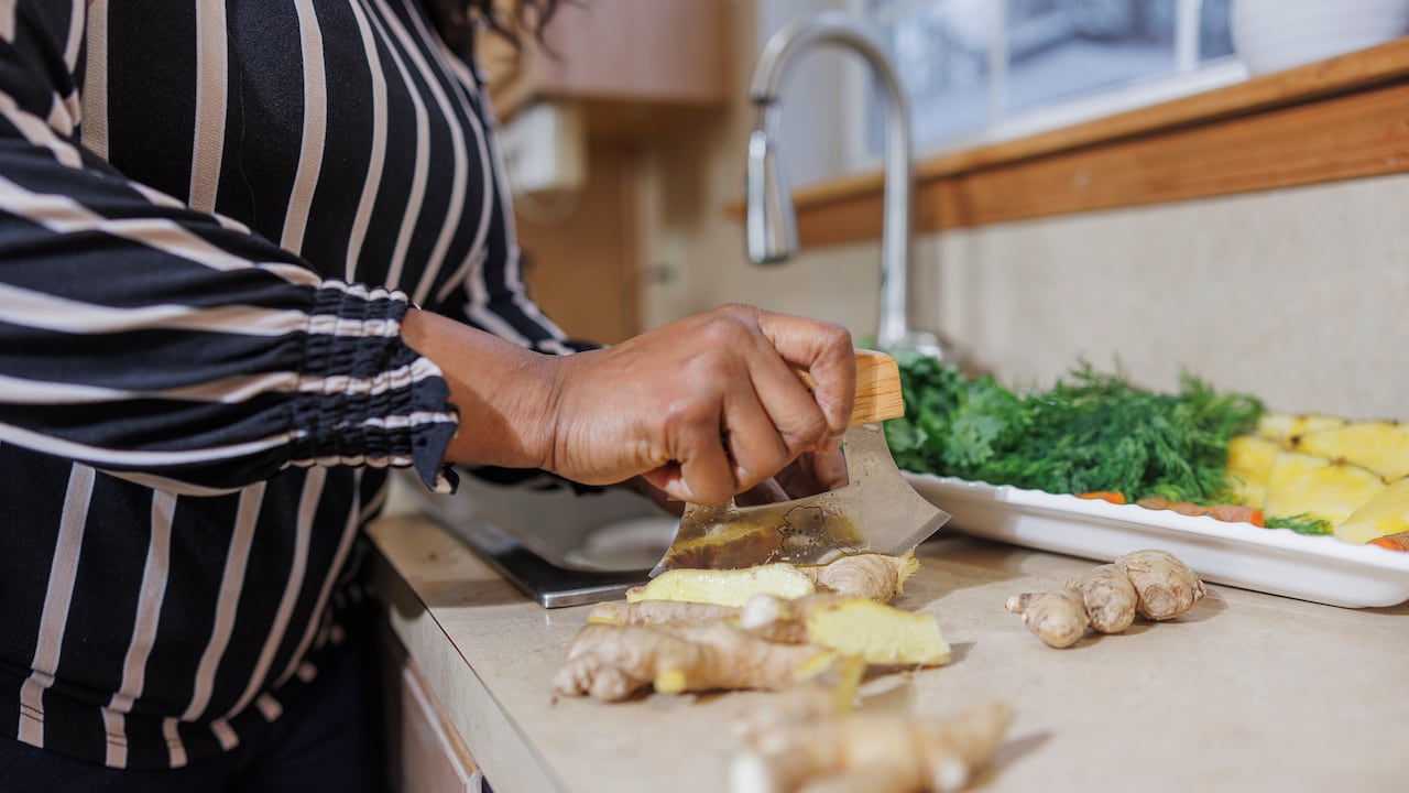 El jengibre está compuesto de gingerol que acelera el metabolismo, según Tua Saúde.