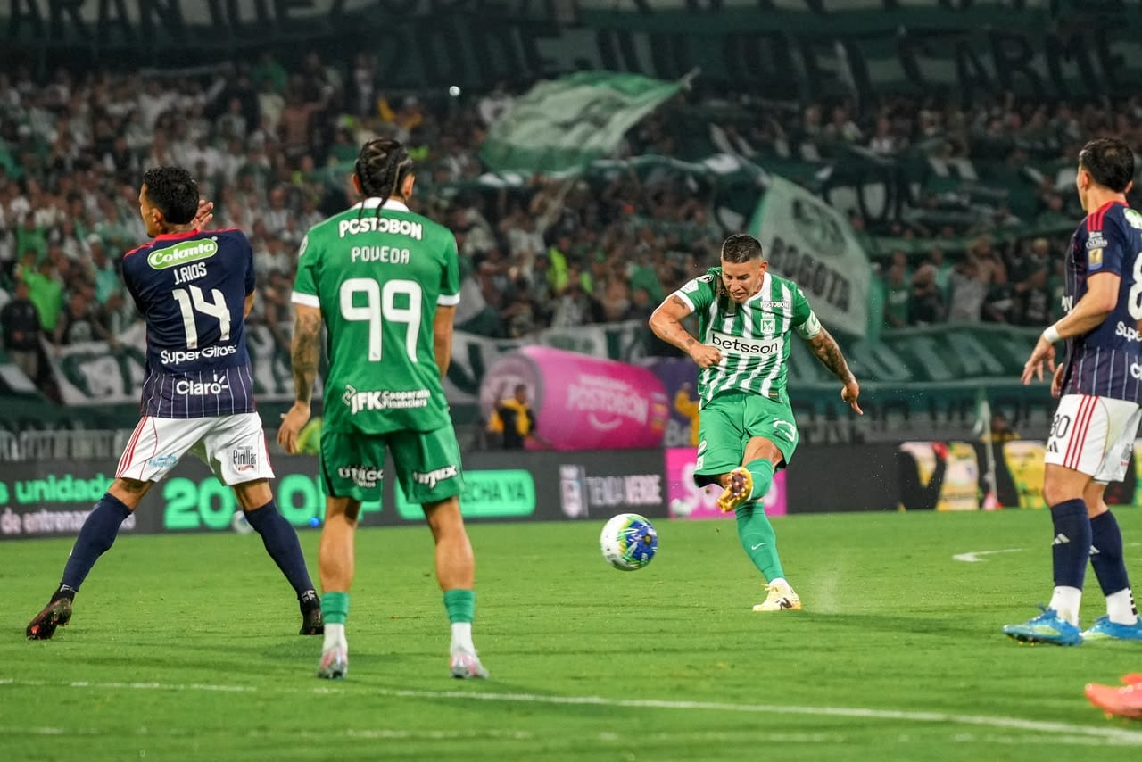James Rodríguez remata a puerta en el partido de Nacional vs. Junior