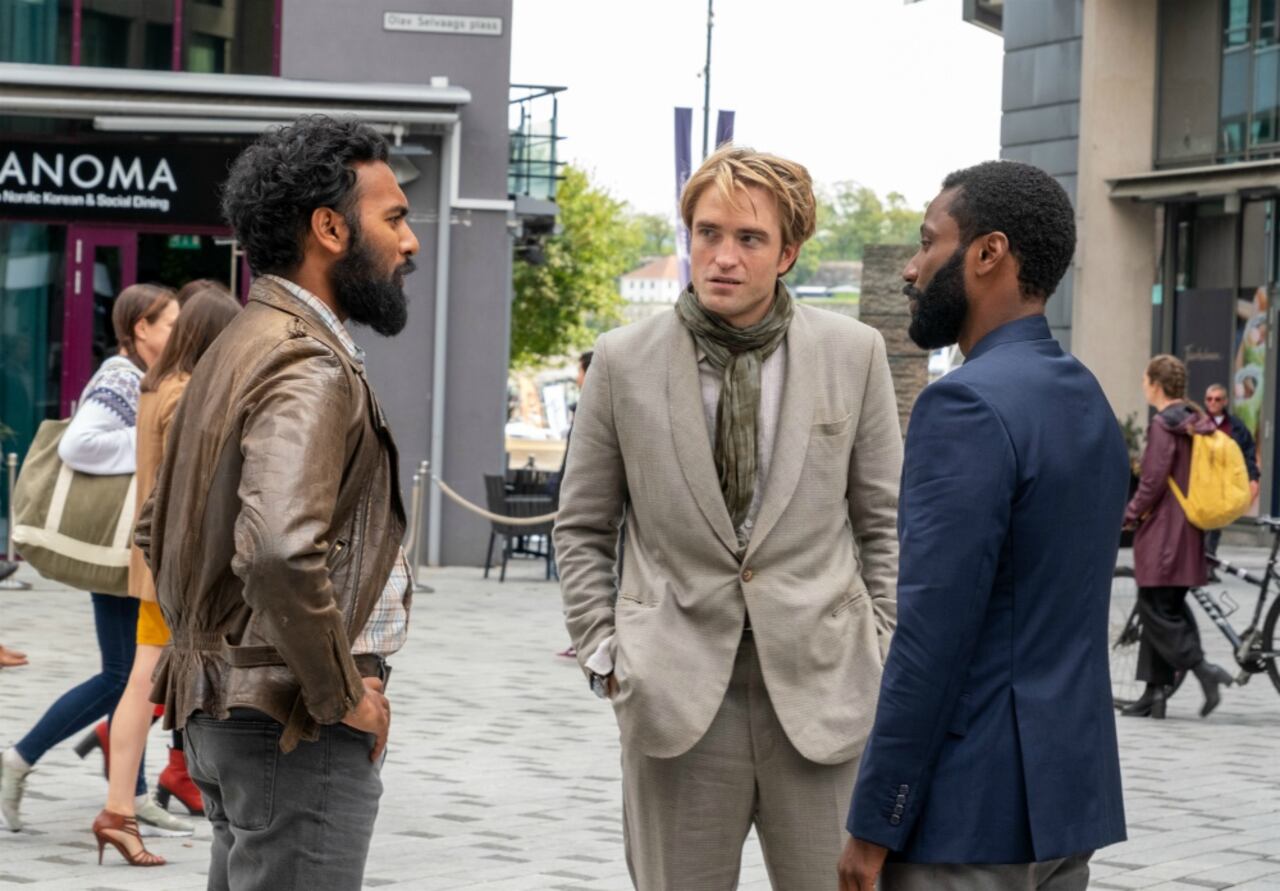 Las cintas de Christopher Nolan suelen apelar a mucha exposición, y aún así no garantiza claridades inmediatas. Neil (Robert Pattison) explica en 'Tenet' algunas de las reglas del juego.