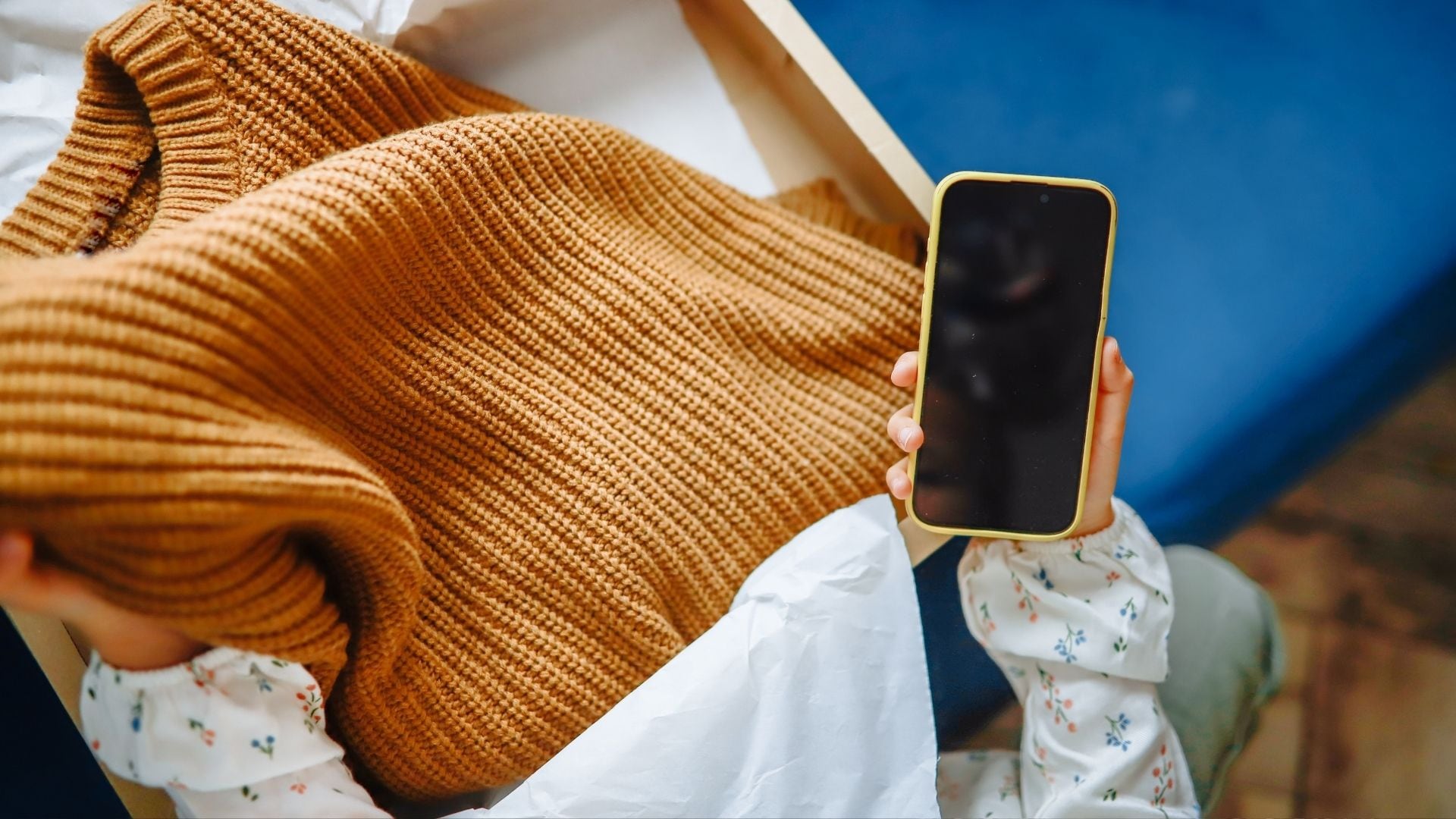 Imagen de referencia de persona limpiando la pantalla del celular.