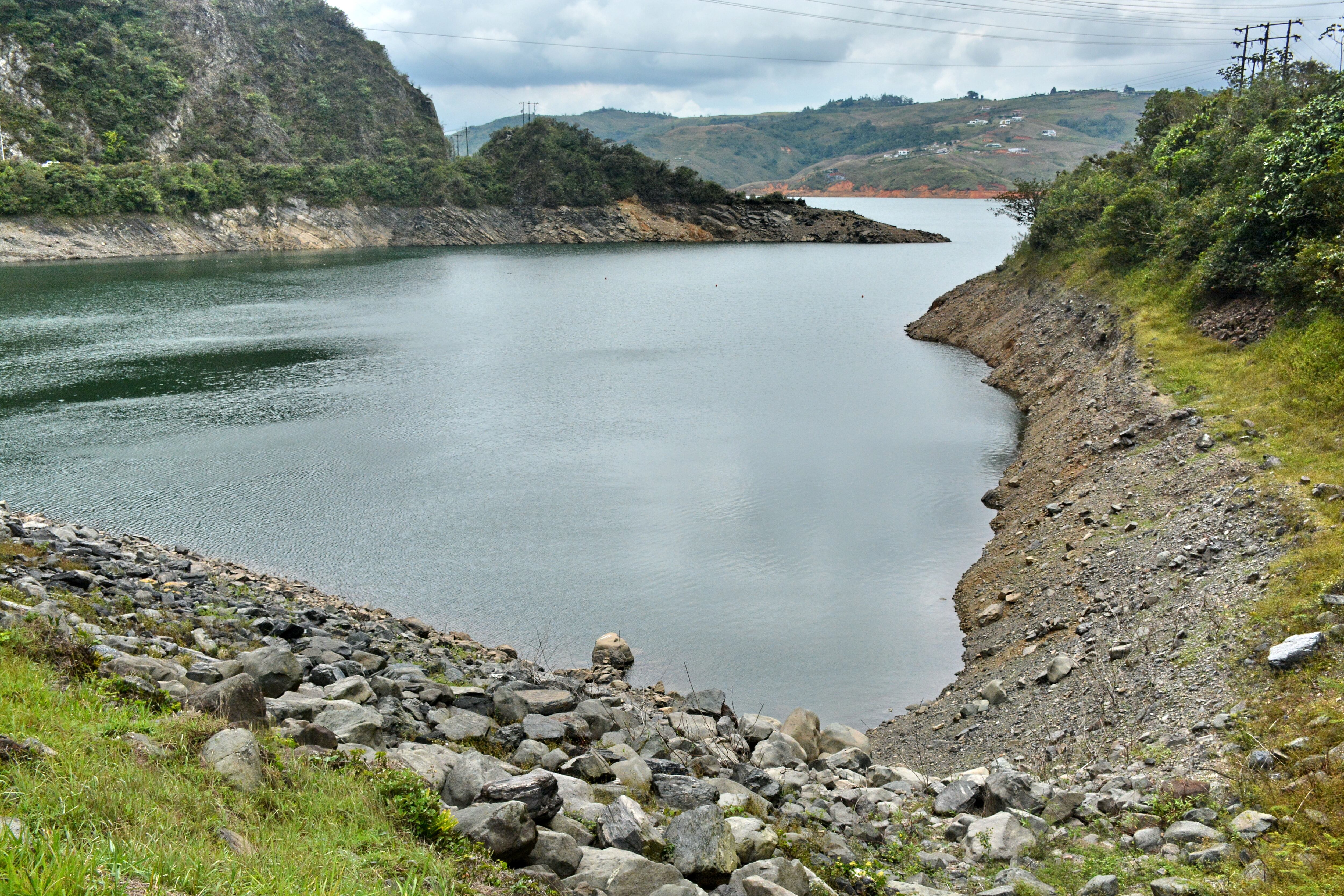 El fenómeno del Niño no solo ha cambiado la intensidad de los fenómenos meteorológicos, sino que también ha cambiado los paisajes naturales, como pasa con el Lago Calima en el Valle del Cauca. En las orillas de este gran lago artificial, se nota la disminución en el nivel de sus aguas
