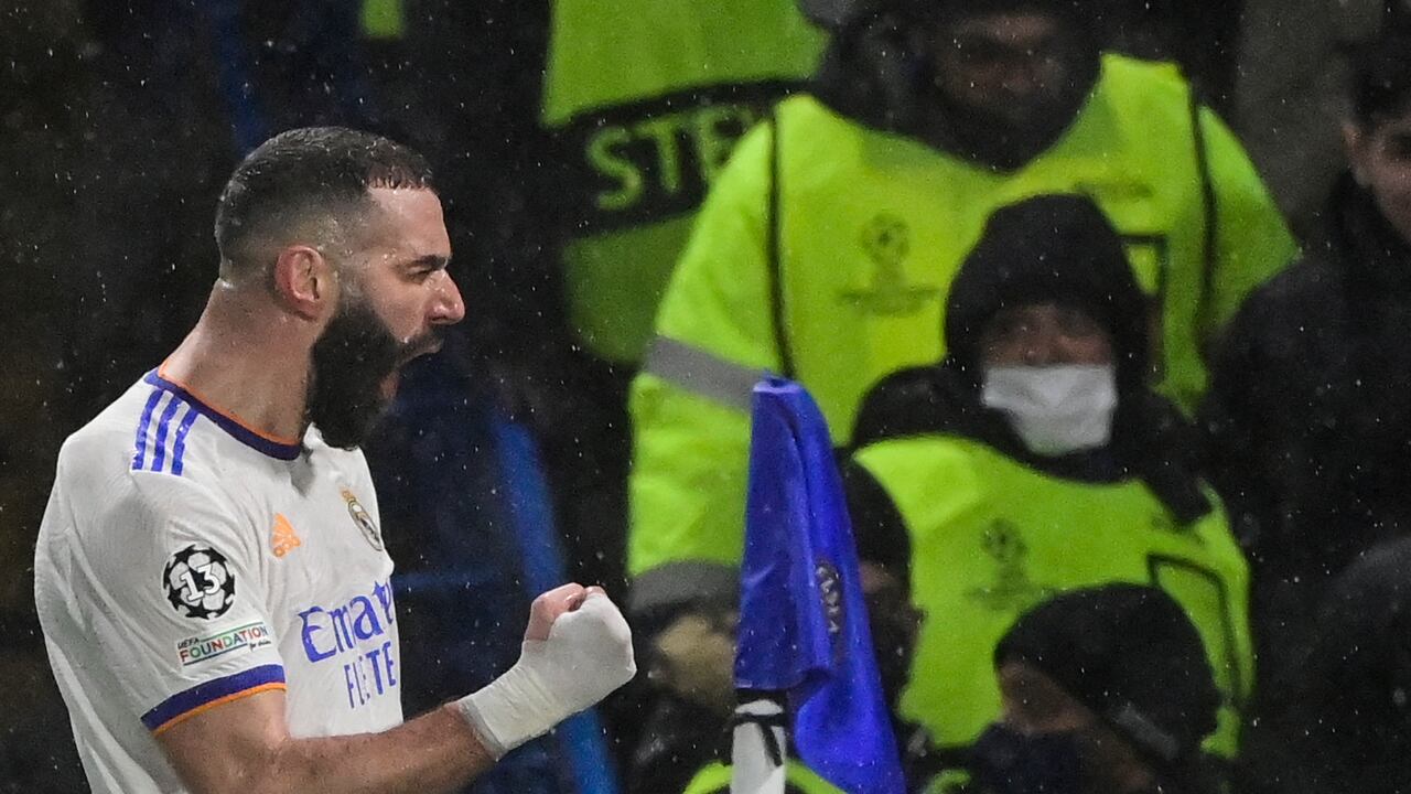 Benzema celebra su segundo gol frente al Chelsea en Stamford Bridge