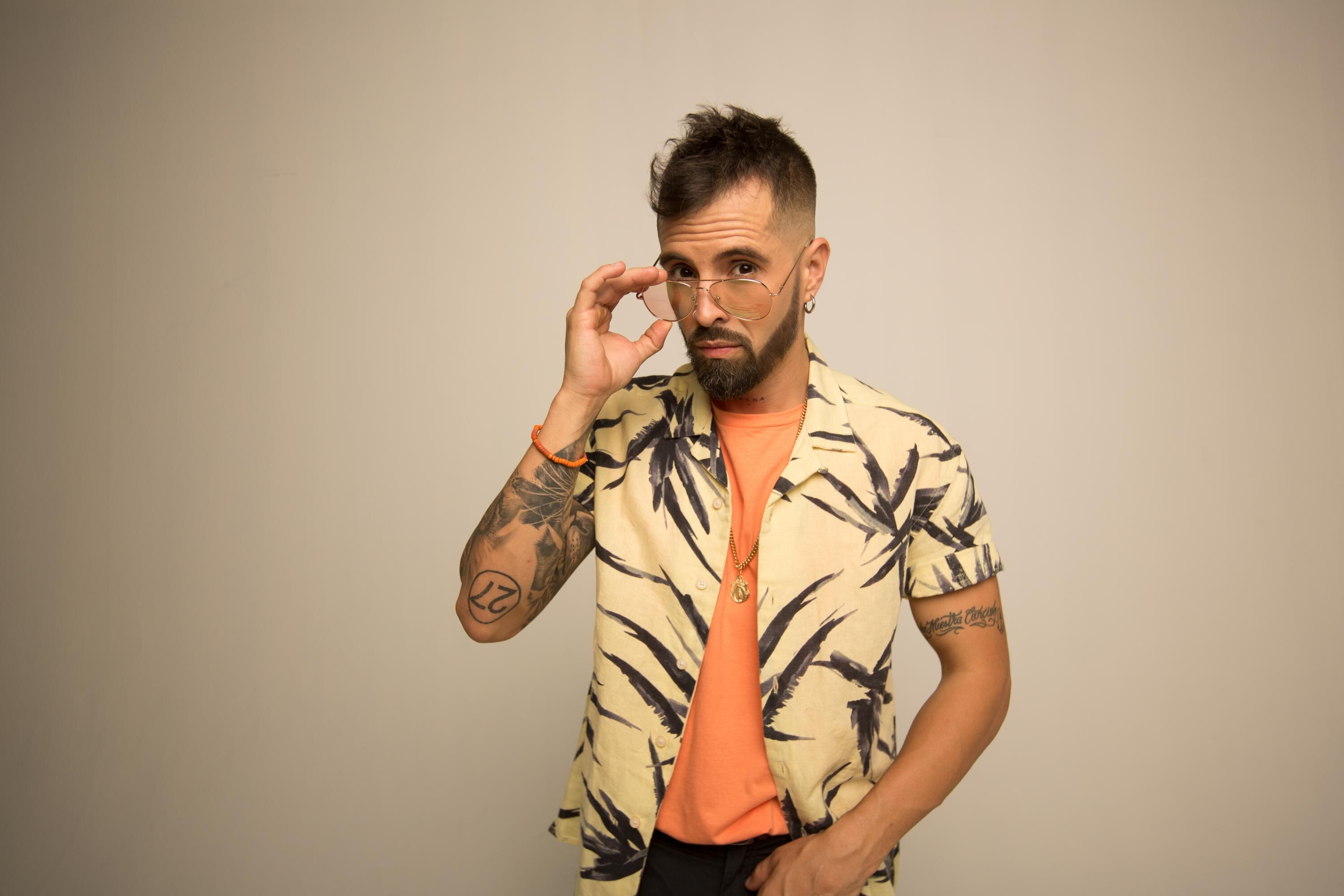 “Cuando no nos sentimos bien y nos encontramos luchando contra nuestra propia mente, puede ser fácil sentirnos diferentes, solos y aislados de quienes nos rodean", dice Mike Bahía, cantante.