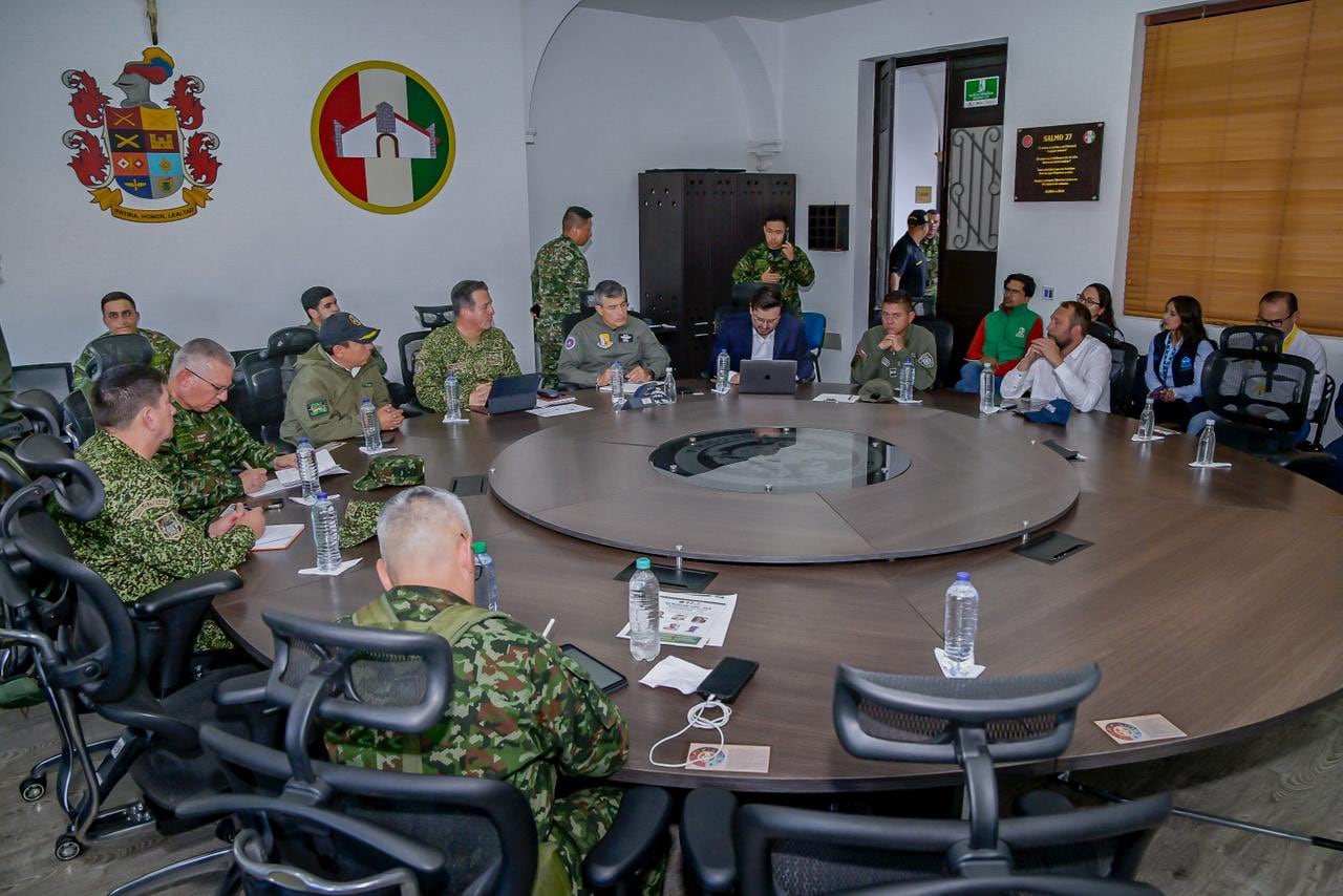 Las Fuerzas Militares y de Policía, junto con las autoridades locales, adelantaron un consejo de seguridad tras el atentado terrorista en la ciudad de Tunja.
