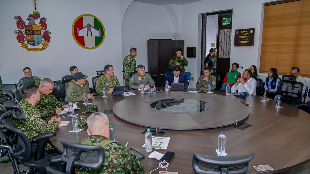 Las Fuerzas Militares y de Policía, junto con las autoridades locales, adelantaron un consejo de seguridad tras el atentado terrorista en la ciudad de Tunja.