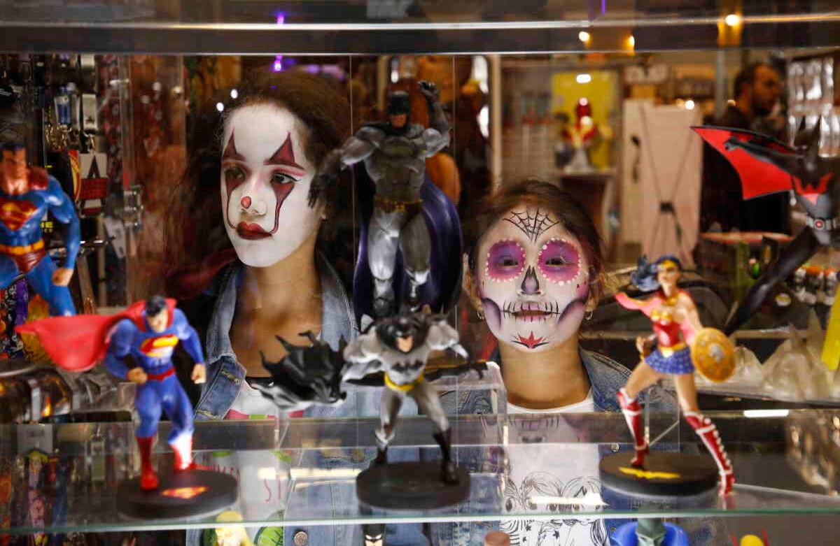 Los fanáticos puede ir disfrazados de sus personajes favoritos, aunque hay espacios que les permiten pintarse la cara o ponerse trajes especiales para tomarse fotos.