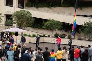 Alcalde Carlos Fernando Galán lideró la izada de bandera de la diversidad en la Alcaldía de Bogotá