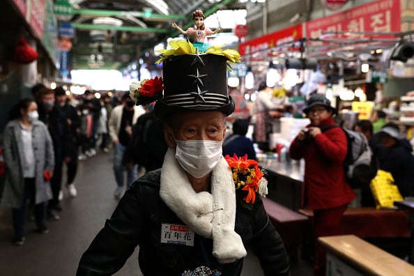 El gobierno confía en que sirva para disipar confusiones como la que sufren ancianos convencidos de que ya pueden recibir la pensión de jubilación con base en su edad coreana. (Photo by Chung Sung-Jun/Getty Images)