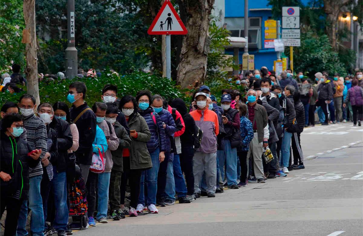 Ciudadanos hacen fila para comprar máscaras faciales en Hong Kong, el miércoles 5 de febrero de 2020. Foto: Vincent Yu/ AP. 