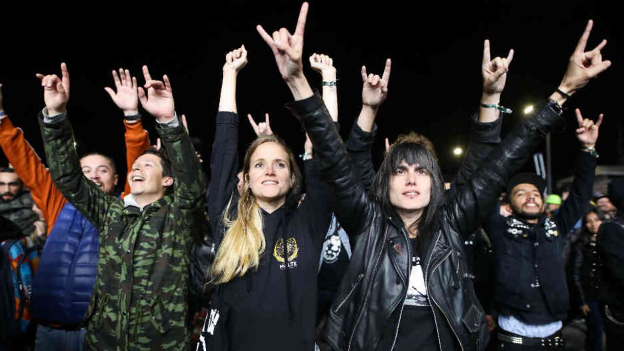 A mal tiempo, brazos al aire y música.