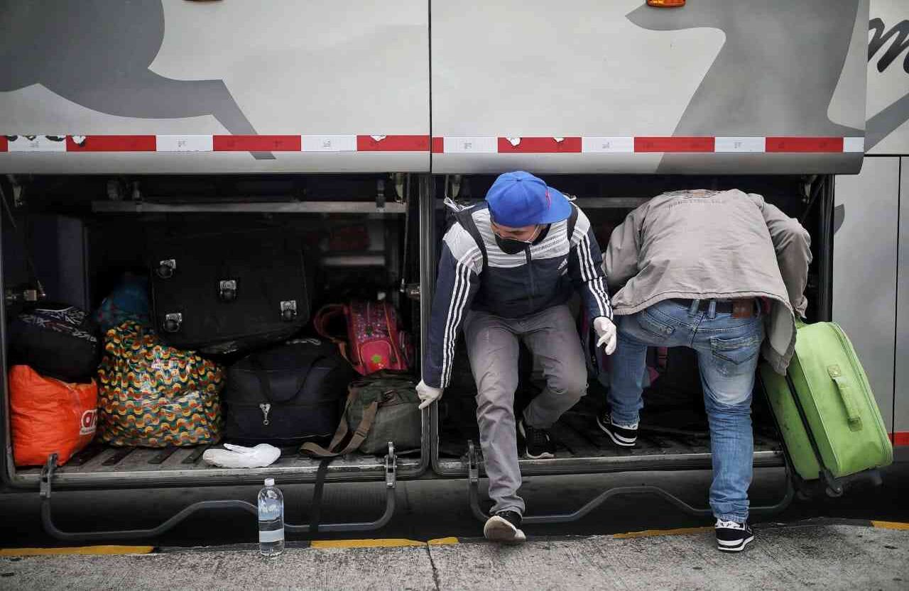 Venezolanos guardan equipaje para tener un viaje seguro hasta su destino. Foto: Esteban Vega/SEMANA