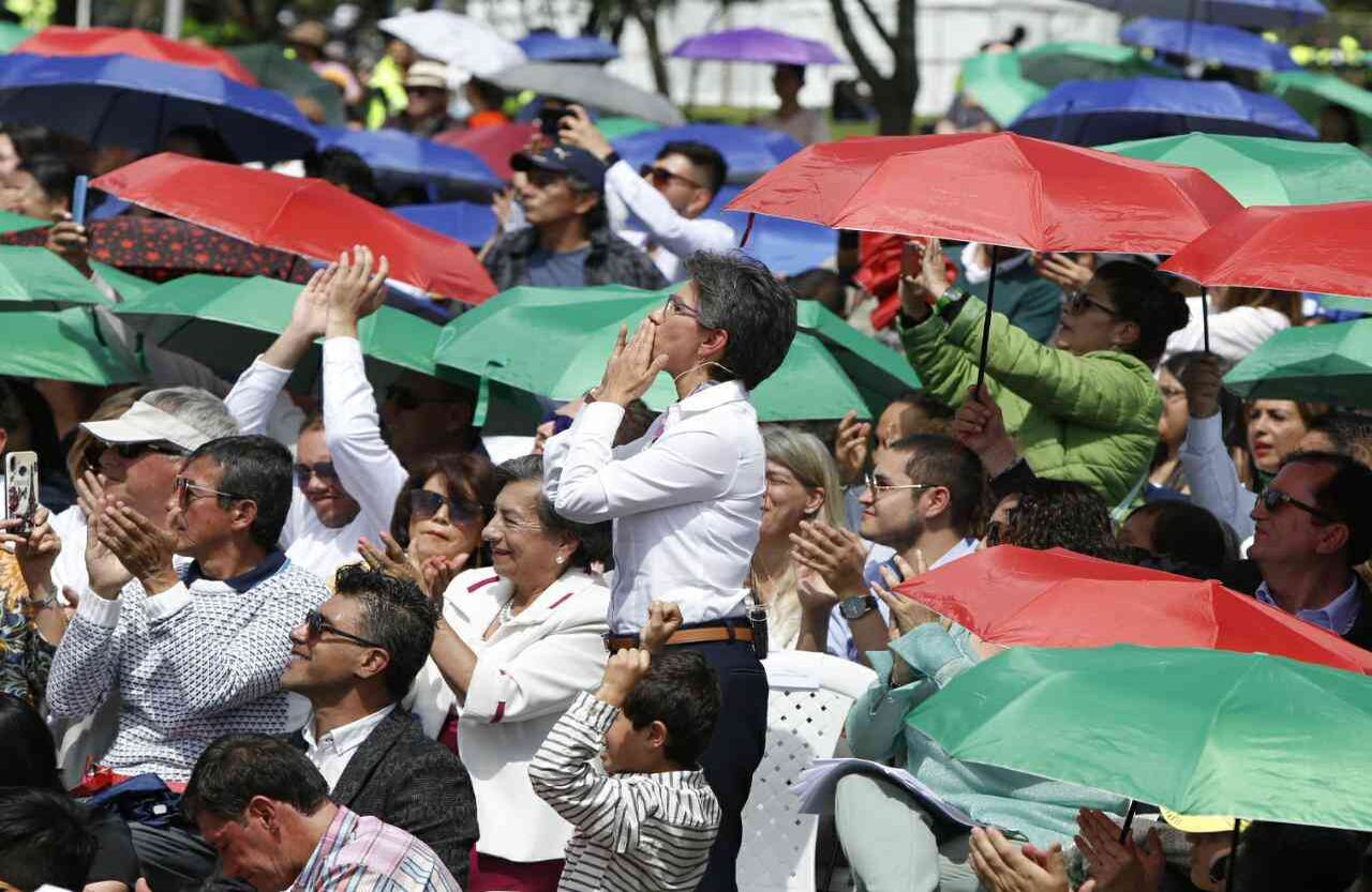 La nueva alcaldesa buscó momentos para agradecer a quienes fueron a acompañarla en el día de su posesión. Foto: Guillermo Torres.