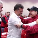 El embajador de Colombia en Nicaragua, León Fredy Muñoz, participó en una marcha a favor del régimen autoritario de Daniel Ortega vestido con símbolos del Frente Sandinista de Liberación Nacional.