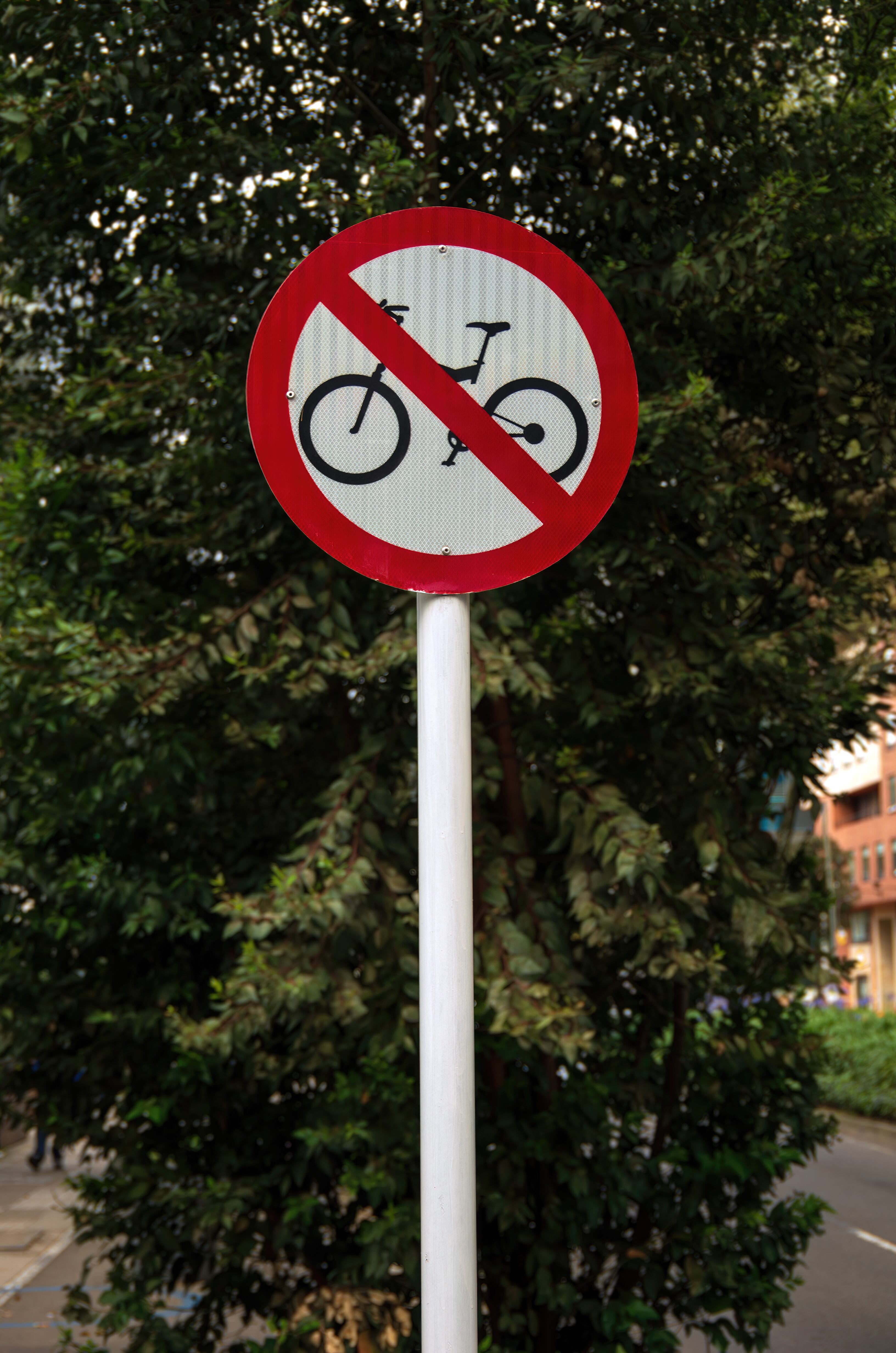 Las señales de tránsito de color rojo son de tipo reglamentario.