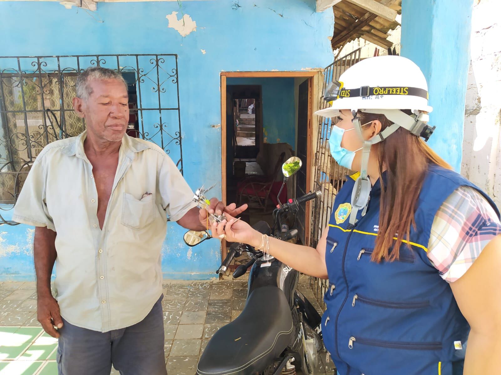 Entrega de ganchos a población vulnerable para el ajuste de los techos de sus viviendas.