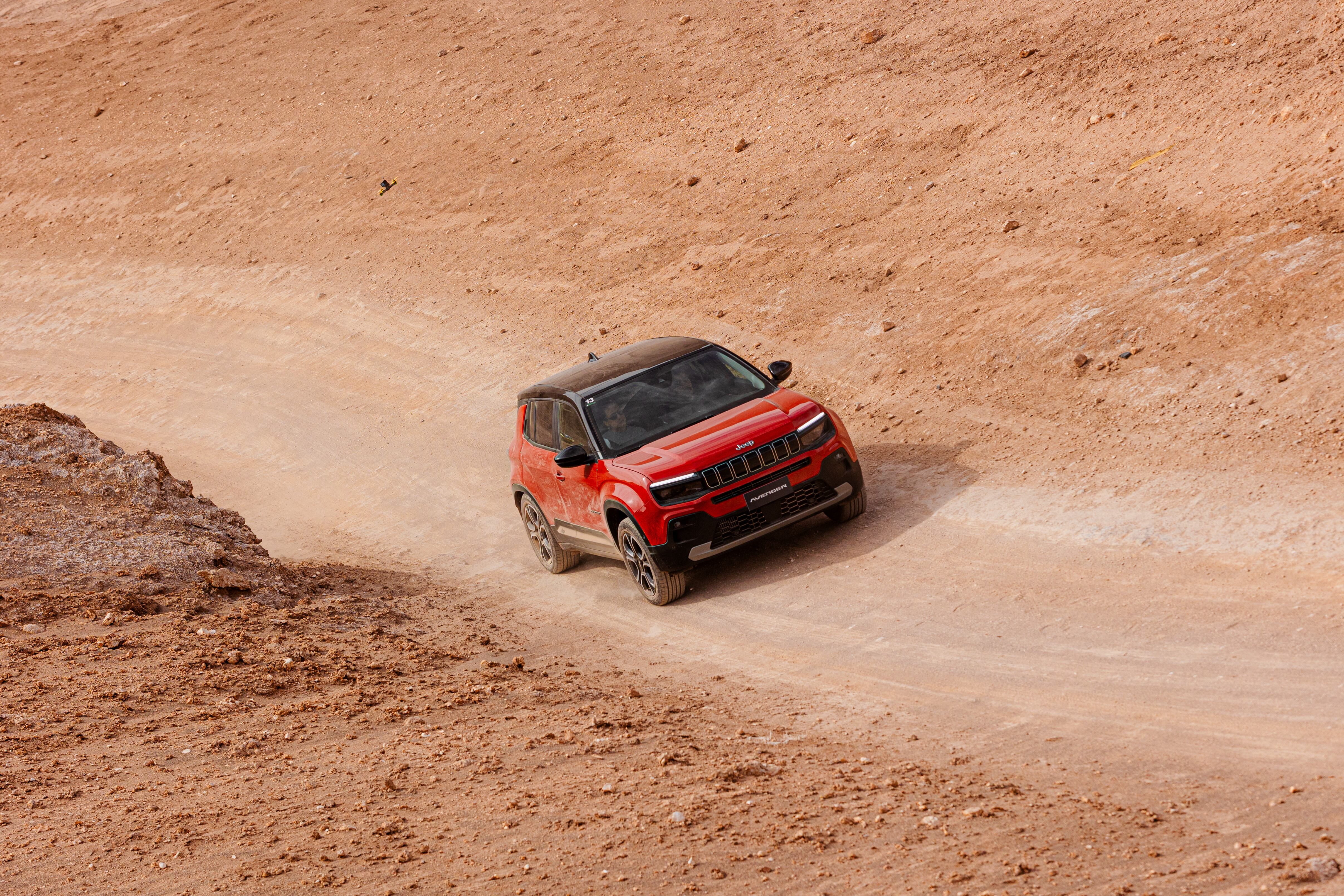 Jeep presentó el Avenger, el primer vehículo eléctrico de la marca para Colombia.