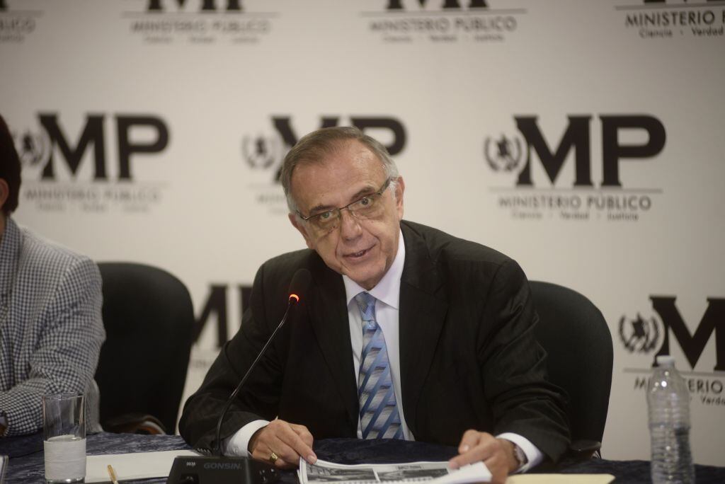 El exmagistrado Iván Velásquez da una conferencia de prensa después de que el exministro de Finanzas Públicas de Guatemala y presidente del grupo caritativo británico Oxfam International, Alberto Fuentes Knight, fuera arrestado bajo cargos de corrupción en la ciudad de Guatemala el 13 de febrero. 2018. (Foto de Fabricio Alonzo/Agencia Anadolu/Getty Images)