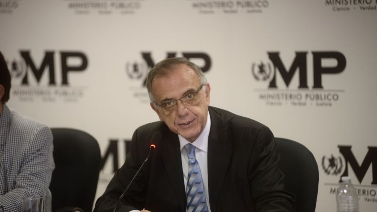 El exmagistrado Iván Velásquez da una conferencia de prensa después de que el exministro de Finanzas Públicas de Guatemala y presidente del grupo caritativo británico Oxfam International, Alberto Fuentes Knight, fuera arrestado bajo cargos de corrupción en la ciudad de Guatemala el 13 de febrero. 2018. (Foto de Fabricio Alonzo/Agencia Anadolu/Getty Images)
