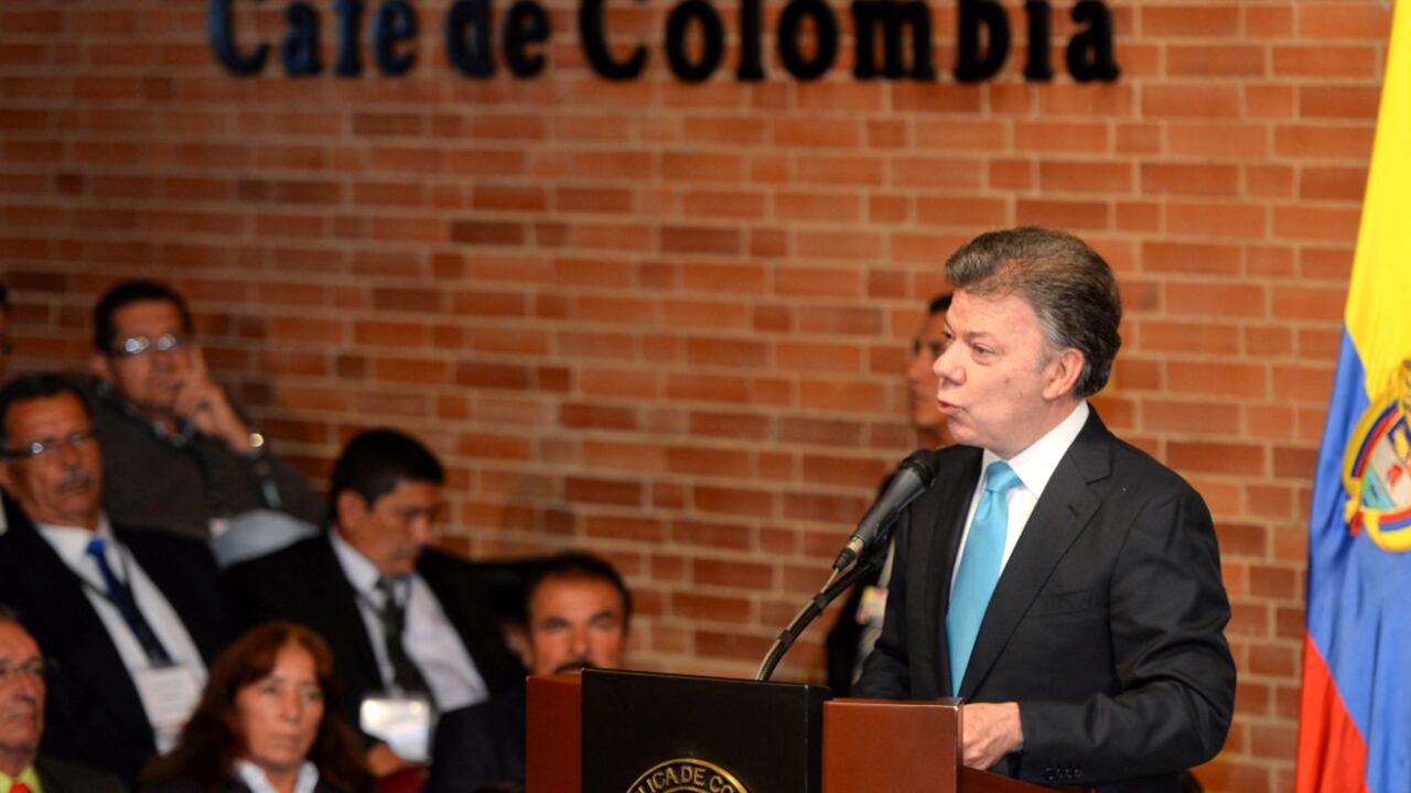 En apoyos y créditos, este Gobierno ha desembolsado 5,2 billones de pesos a los caficultores, afirmó el Presidente Juan Manuel Santos al instalar el Congreso Nacional de Cafeteros, en Bogotá.