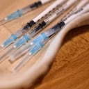 Estudio preliminar señala que vacunas de Sinovac y Pfizer no son efectivas contra ómicron