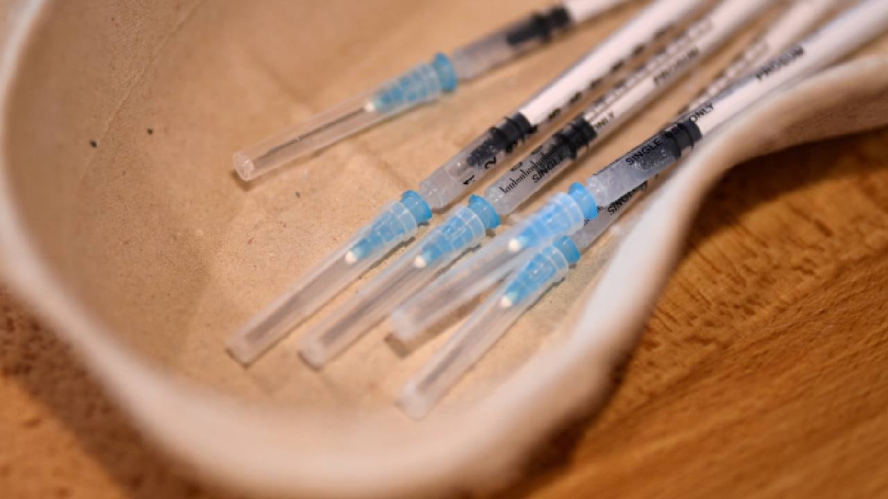 Según lo dictan algunos estudios preliminares, la actual vacuna de Pfizer no es efectiva contra ómicron