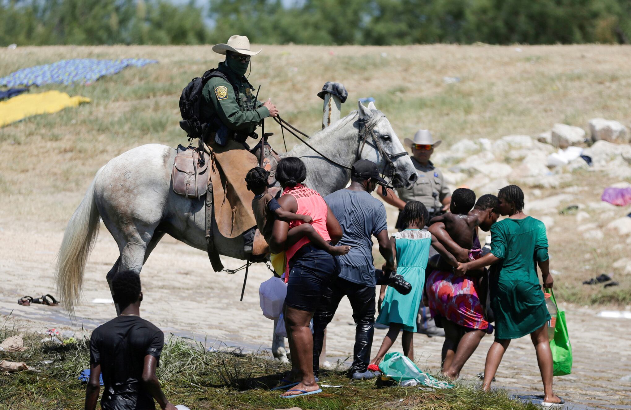 En Imágenes : Migrantes tratando de cruzar la frontera buscan asilo en EE. UU.