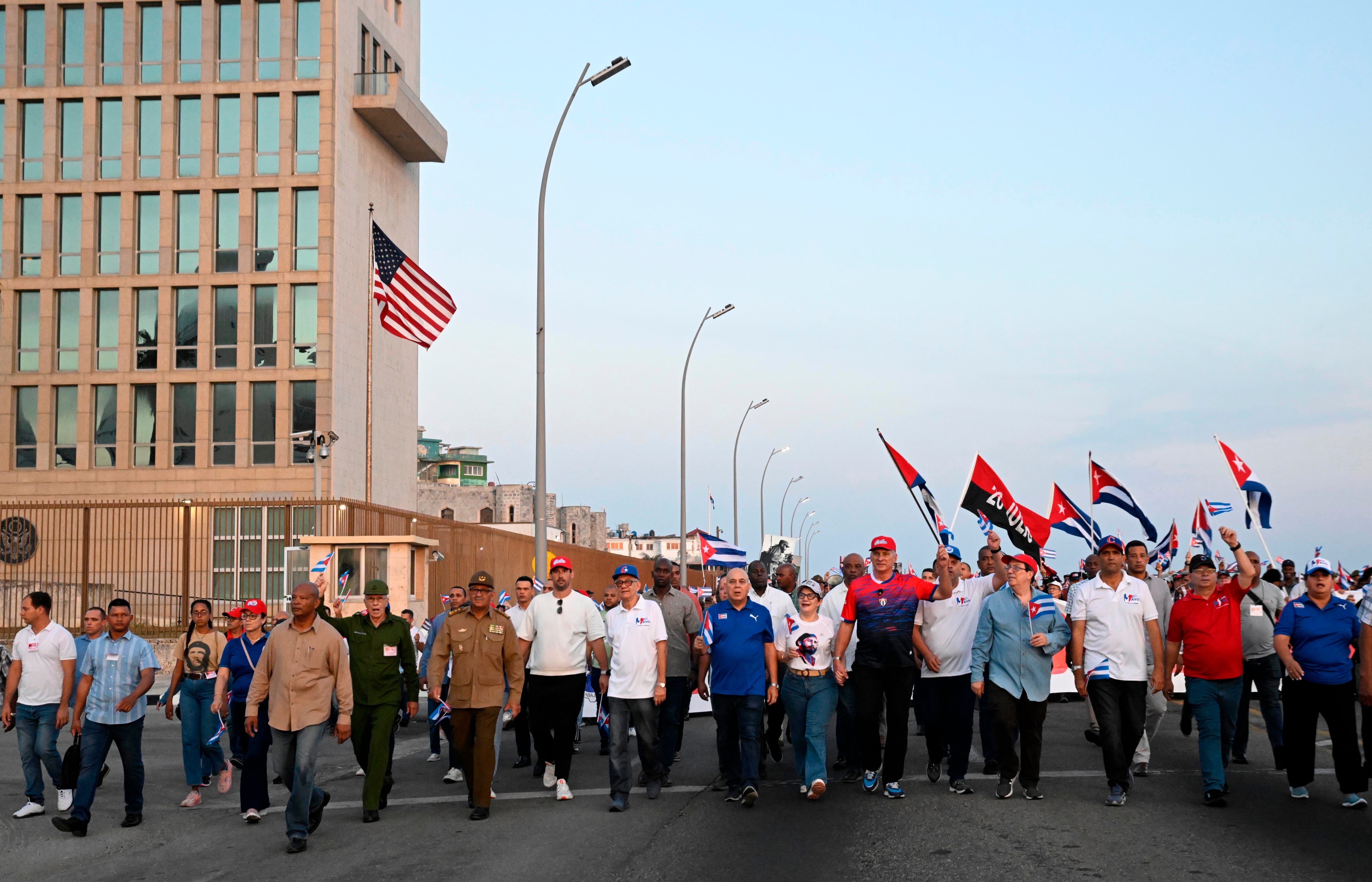 El presidente de Cuba, Miguel Díaz-Canel, participa en una marcha frente a la Embajada de Estados Unidos con motivo del Día Internacional de los Trabajadores en La Habana, Cuba.