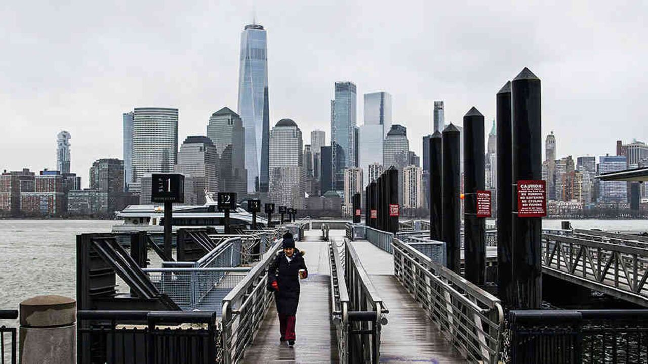 El efecto de covid-19 se define en varias dimensiones: la enfermedad que produce y su impacto en el sistema de salud, el golpe económico y las políticas públicas para enfrentar la situación.