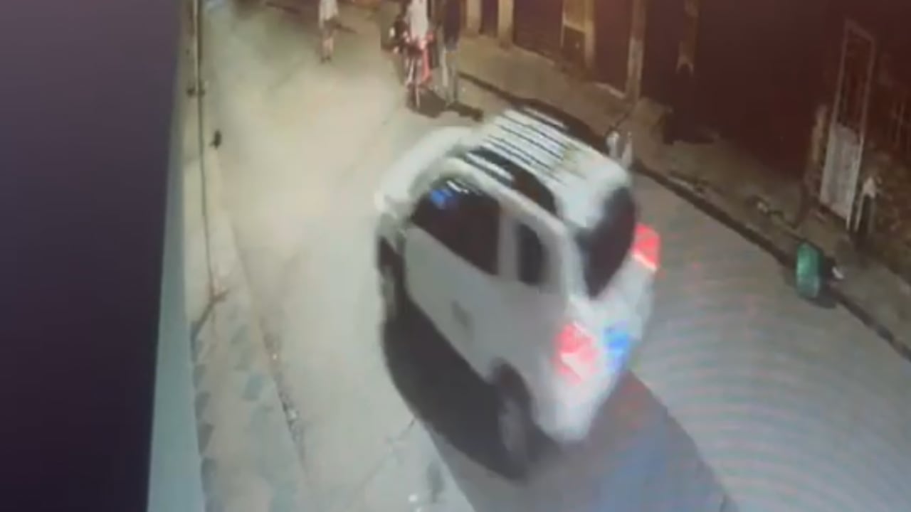 Cámaras de seguridad captaron el momento en el que el conductor habría escapado.