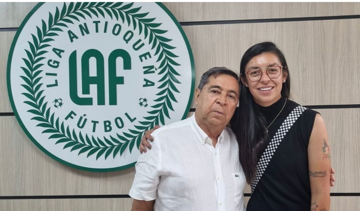 Yoreli Rincón junto Álvaro González Álzate, dirigente de la FCF.
