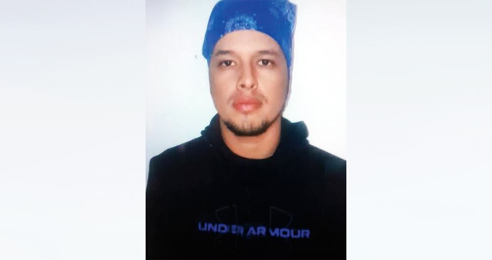     A Sebastián le pusieron una pañoleta en la cabeza para enviar pruebas de supervivencia, por lo que su familia piensa que pudo haber sido golpeado. 