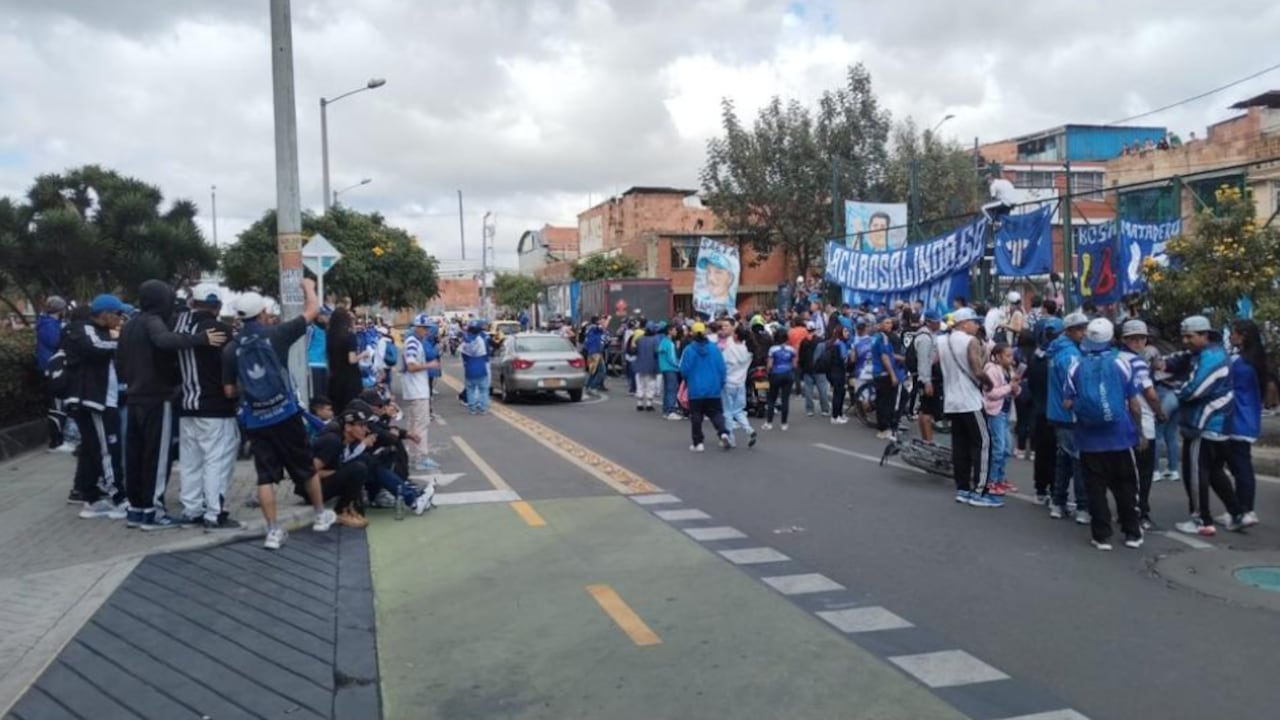 La hinchada de Millonarios manifestó en la Avenida Caracas.