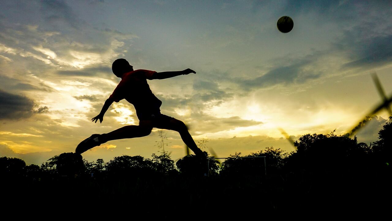 Cae la tarde en Corinto (Cauca) y un niño salta largo para pegarle justo a tiempo al balón