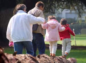 El comportamiento y actitud de los papás son espejos para los hijos.