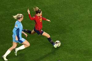 La defensora española #19 Olga Carmona (R) dispara para marcar el primer gol de España durante el partido de fútbol final de la Copa Mundial Femenina de Australia y Nueva Zelanda 2023 entre España e Inglaterra en el Estadio Australia en Sydney el 20 de agosto de 2023. (Foto de DAVID GRAY / AFP ).