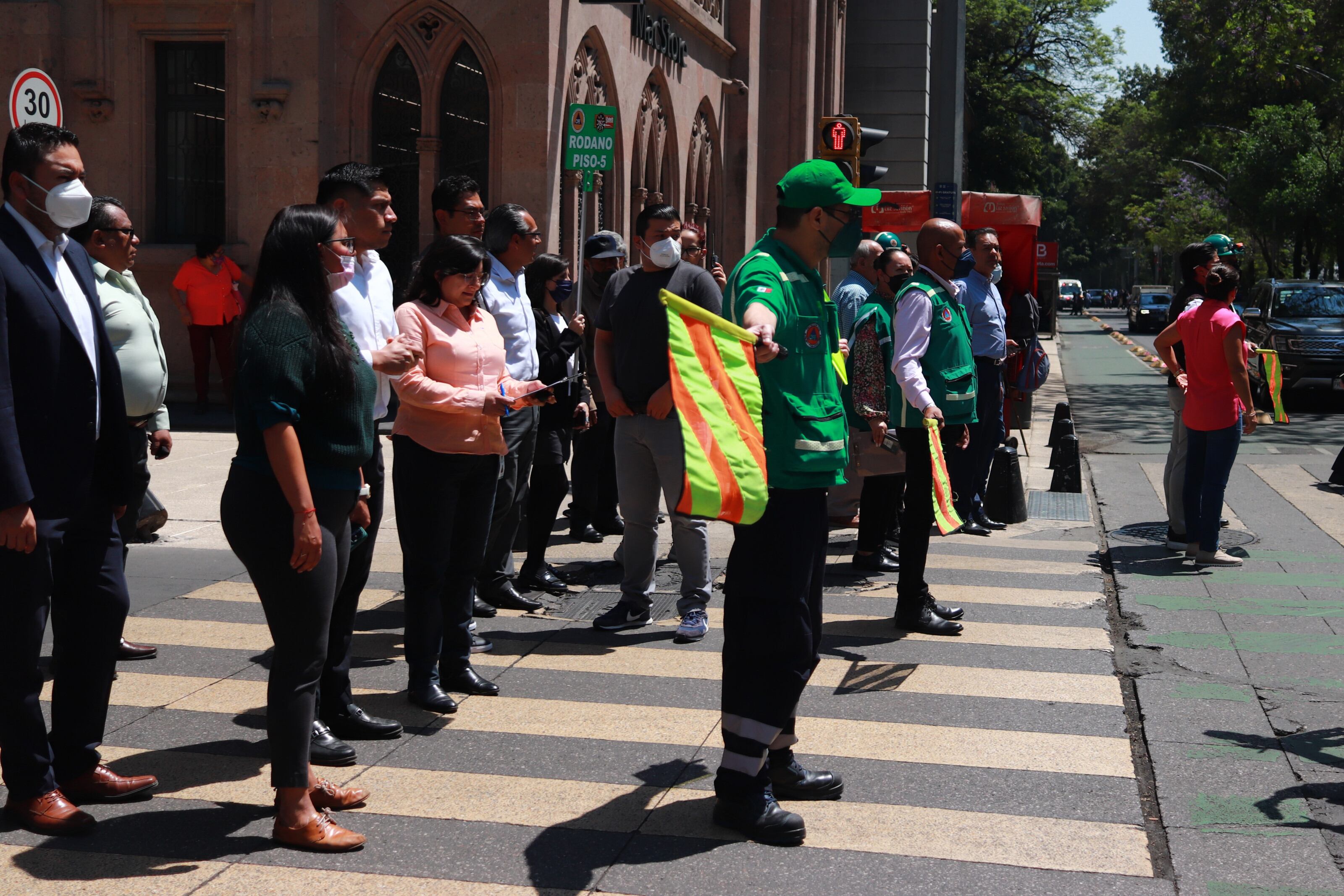 Protección civil, rescatistas y autoridades capacitaron a personas para evacuar edificios durante el Primer Simulacro Nacional 2023