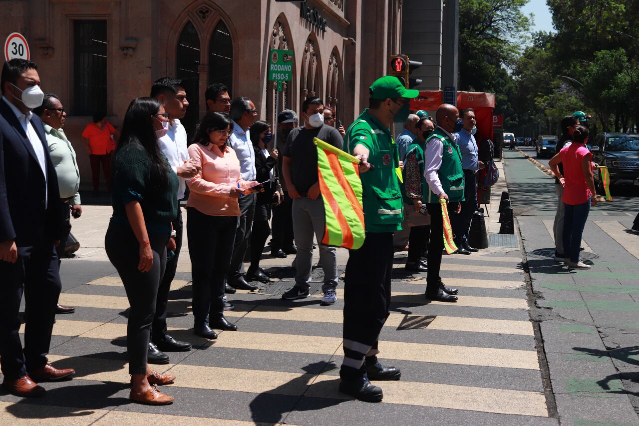 Protección civil, rescatistas y autoridades capacitaron a personas para evacuar edificios durante el Primer Simulacro Nacional 2023