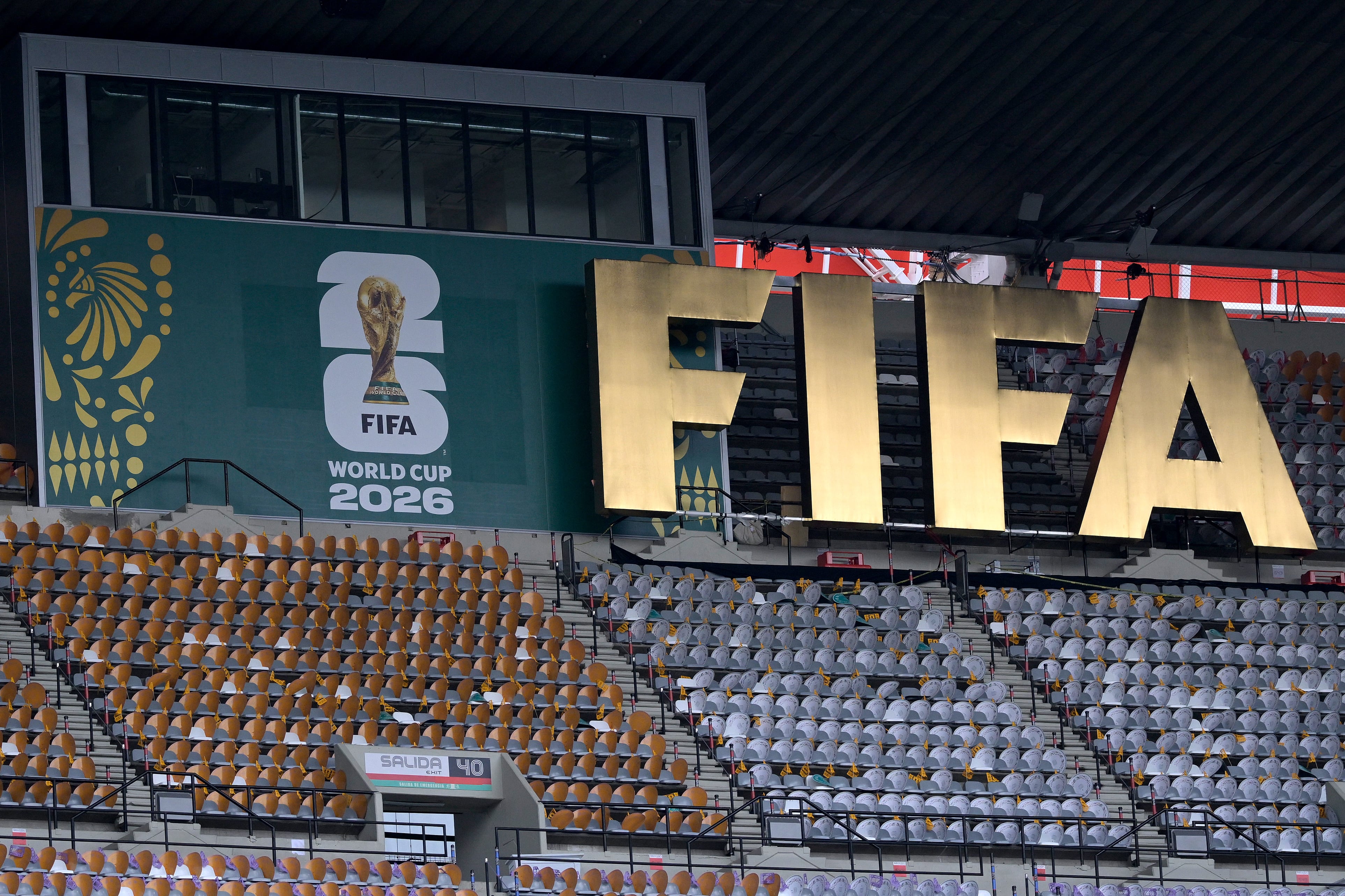 El logotipo de la FIFA se muestra en las gradas mientras los jugadores de Sudáfrica participan en el reconocimiento del terreno de juego en el Estadio de la Ciudad de México, el 10 de junio de 2026, víspera del partido de la Copa Mundial de Fútbol de 2026 entre México y Sudáfrica. (Foto de Alfredo ESTRELLA / AFP)