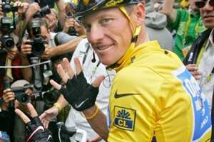 Julio 23, 2005 - Lance Armstrong, el ciclista estadounidense que superó un cáncer de testículo, consiguió su séptimo Tour de France consecutivo.