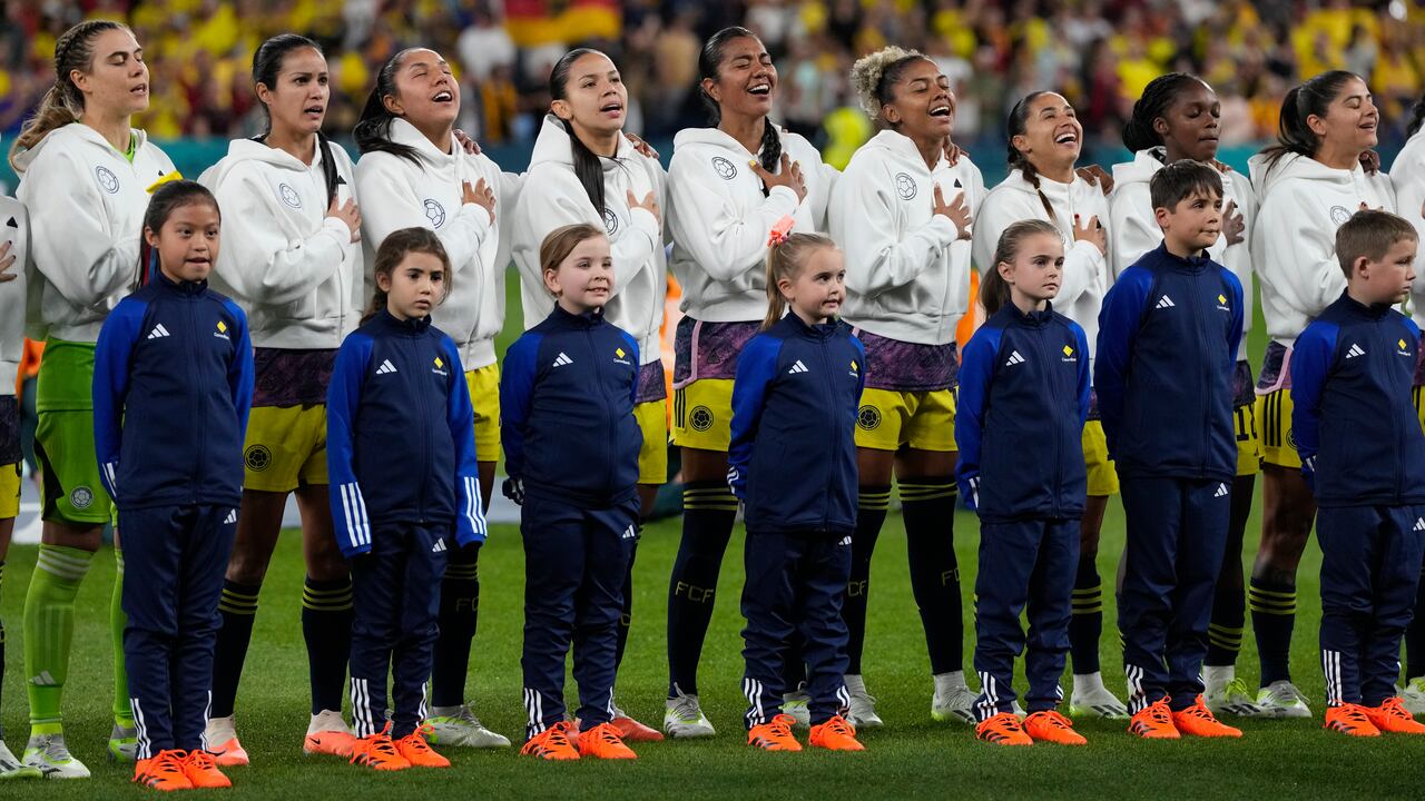 Las jugadoras de Colombia cantan el himno nacional antes del partido de fútbol del Grupo H de la Copa Mundial Femenina entre Alemania y Colombia en el Estadio de Fútbol de Sydney en Sydney, Australia, el domingo 30 de julio de 2023. (Foto AP/Rick Rycroft)